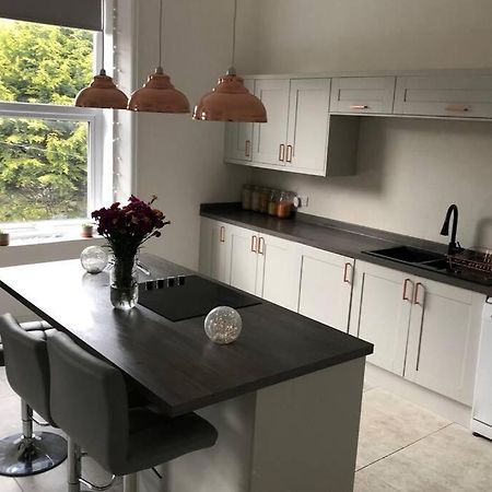 Stunning Bebington Maisonette - Large Private Drive And Entrance, Good Transport Links Kültér fotó