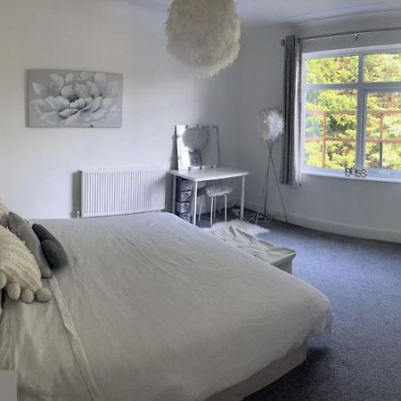 Stunning Bebington Maisonette - Large Private Drive And Entrance, Good Transport Links Kültér fotó