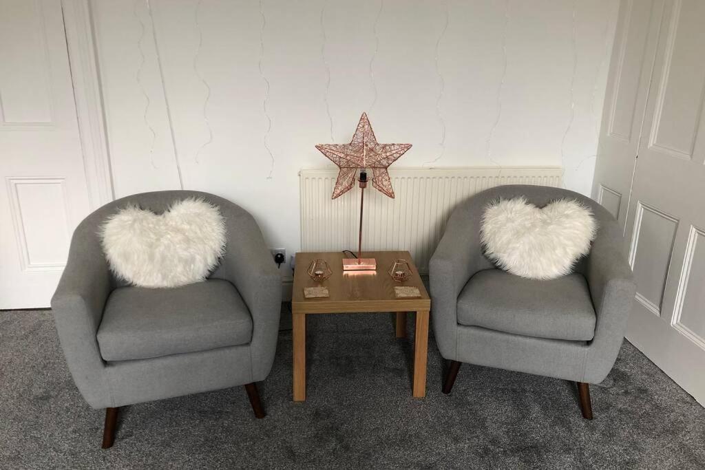 Stunning Bebington Maisonette - Large Private Drive And Entrance, Good Transport Links Kültér fotó