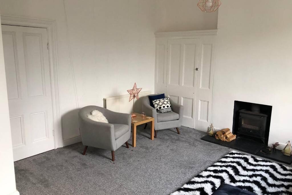 Stunning Bebington Maisonette - Large Private Drive And Entrance, Good Transport Links Kültér fotó