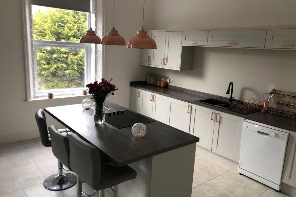 Stunning Bebington Maisonette - Large Private Drive And Entrance, Good Transport Links Kültér fotó