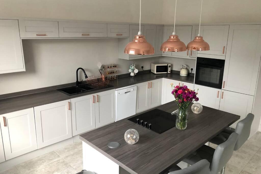 Stunning Bebington Maisonette - Large Private Drive And Entrance, Good Transport Links Kültér fotó