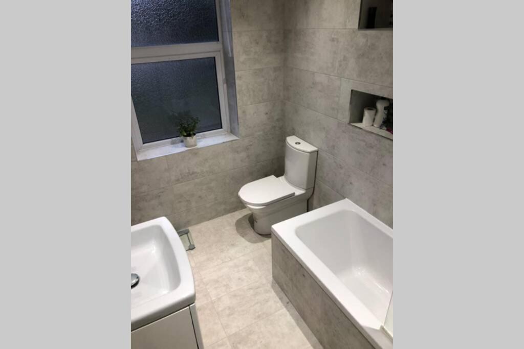 Stunning Bebington Maisonette - Large Private Drive And Entrance, Good Transport Links Kültér fotó