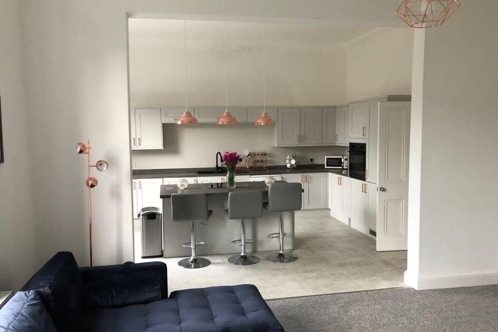 Stunning Bebington Maisonette - Large Private Drive And Entrance, Good Transport Links Kültér fotó
