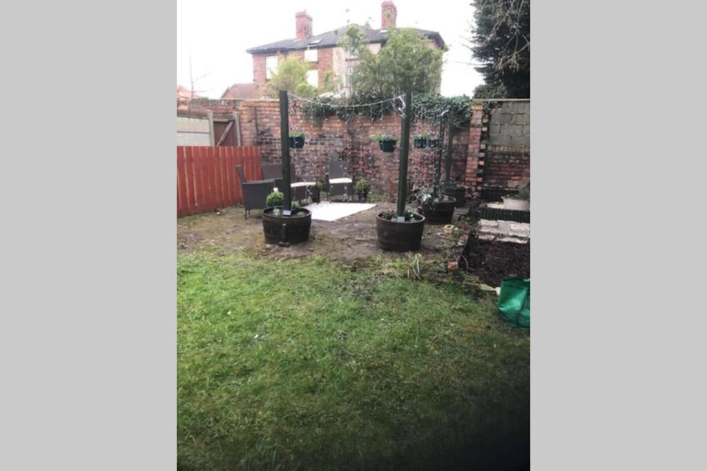 Stunning Bebington Maisonette - Large Private Drive And Entrance, Good Transport Links Kültér fotó