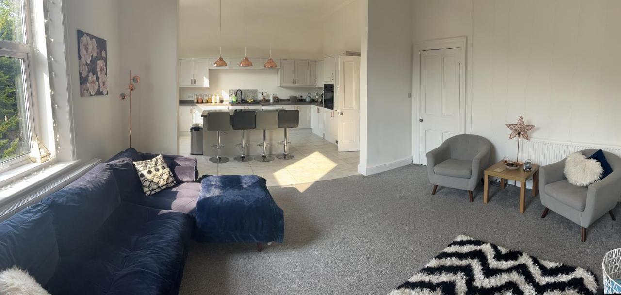 Stunning Bebington Maisonette - Large Private Drive And Entrance, Good Transport Links Kültér fotó