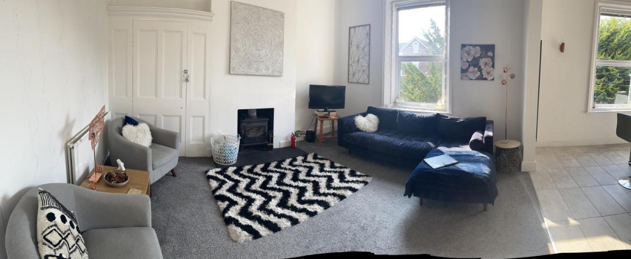 Stunning Bebington Maisonette - Large Private Drive And Entrance, Good Transport Links Kültér fotó
