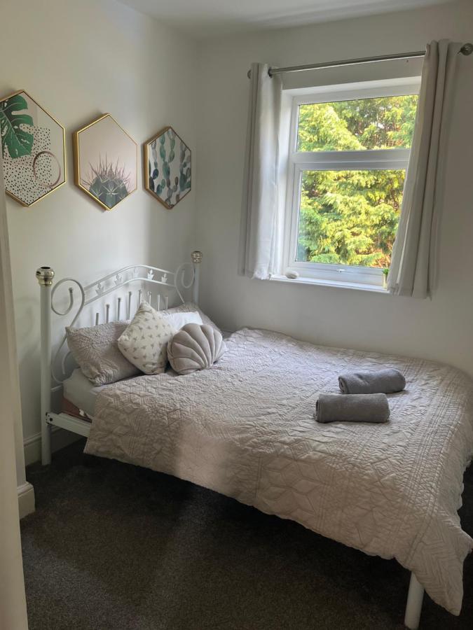 Stunning Bebington Maisonette - Large Private Drive And Entrance, Good Transport Links Kültér fotó