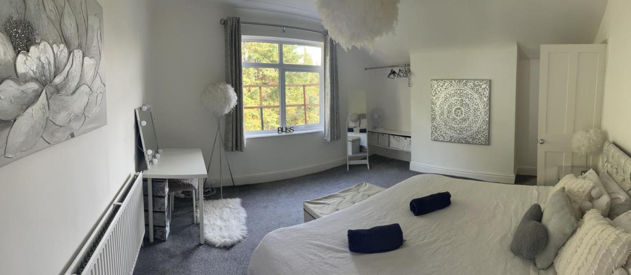 Stunning Bebington Maisonette - Large Private Drive And Entrance, Good Transport Links Kültér fotó