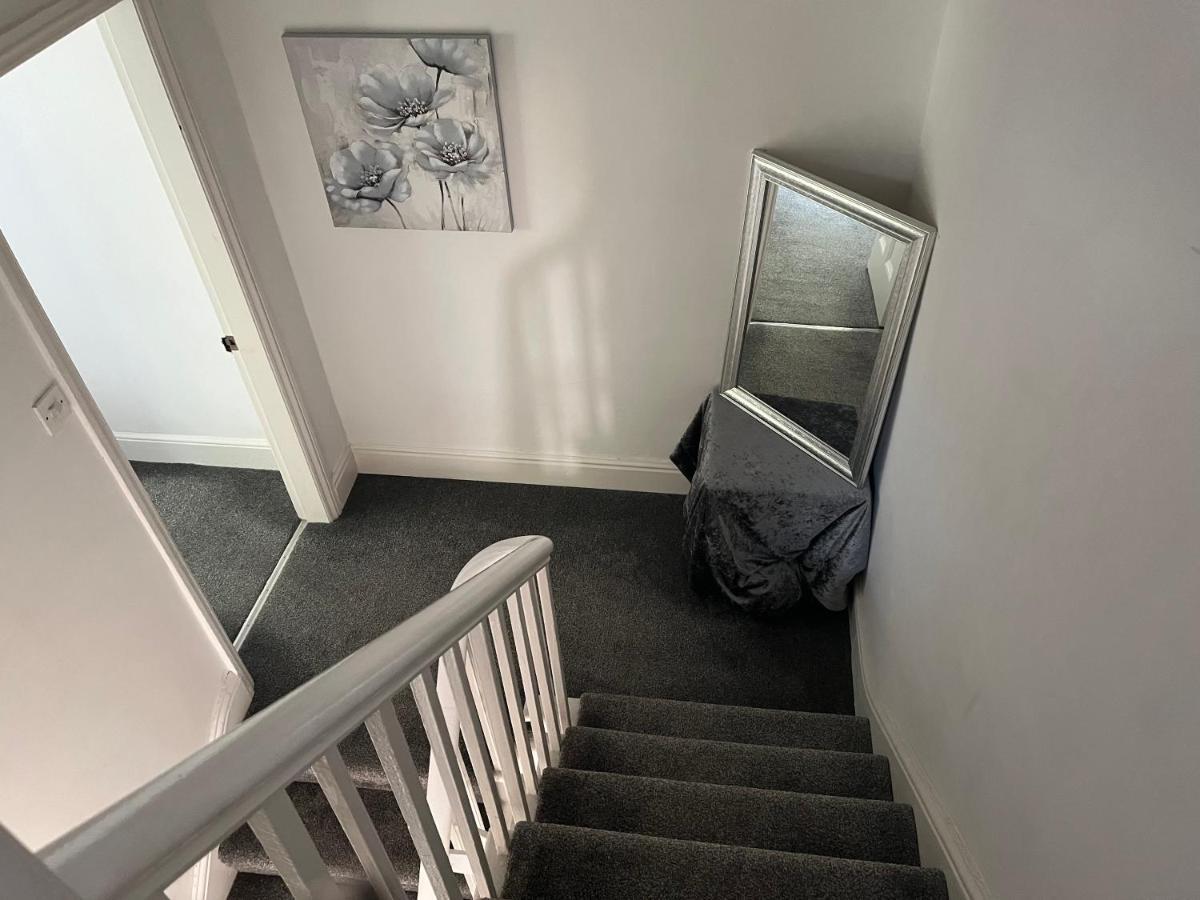Stunning Bebington Maisonette - Large Private Drive And Entrance, Good Transport Links Kültér fotó