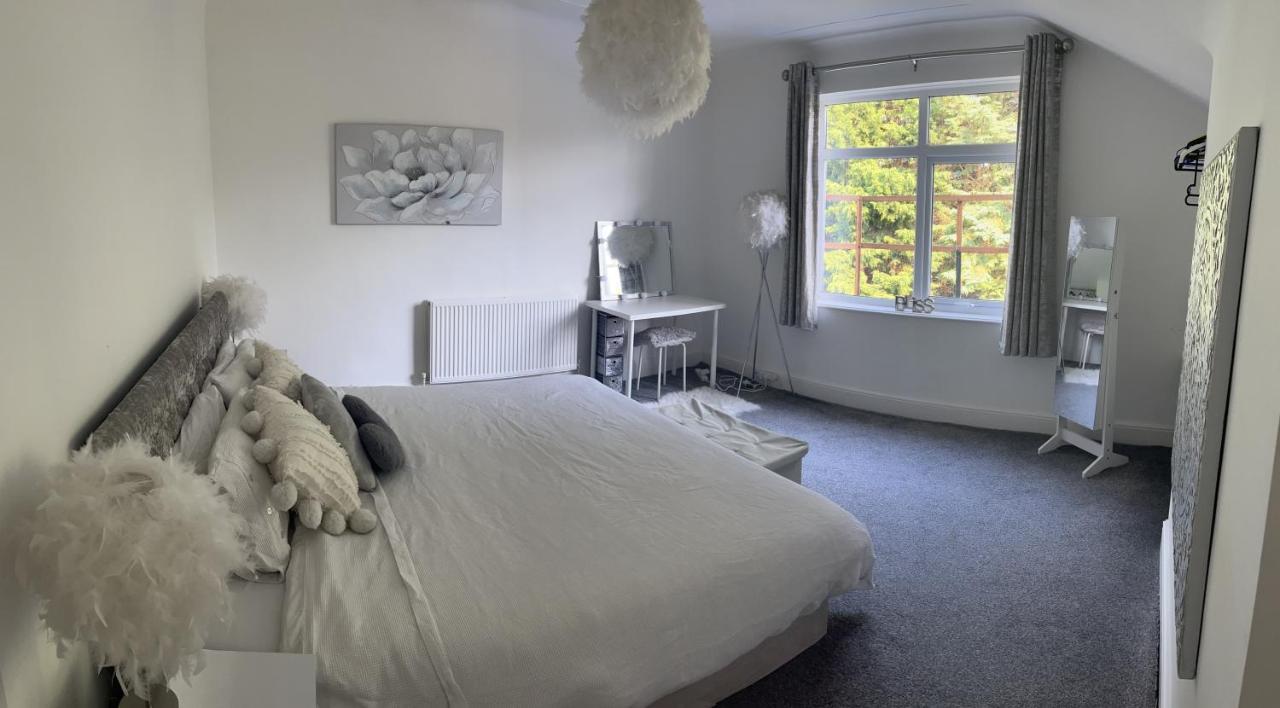 Stunning Bebington Maisonette - Large Private Drive And Entrance, Good Transport Links Kültér fotó